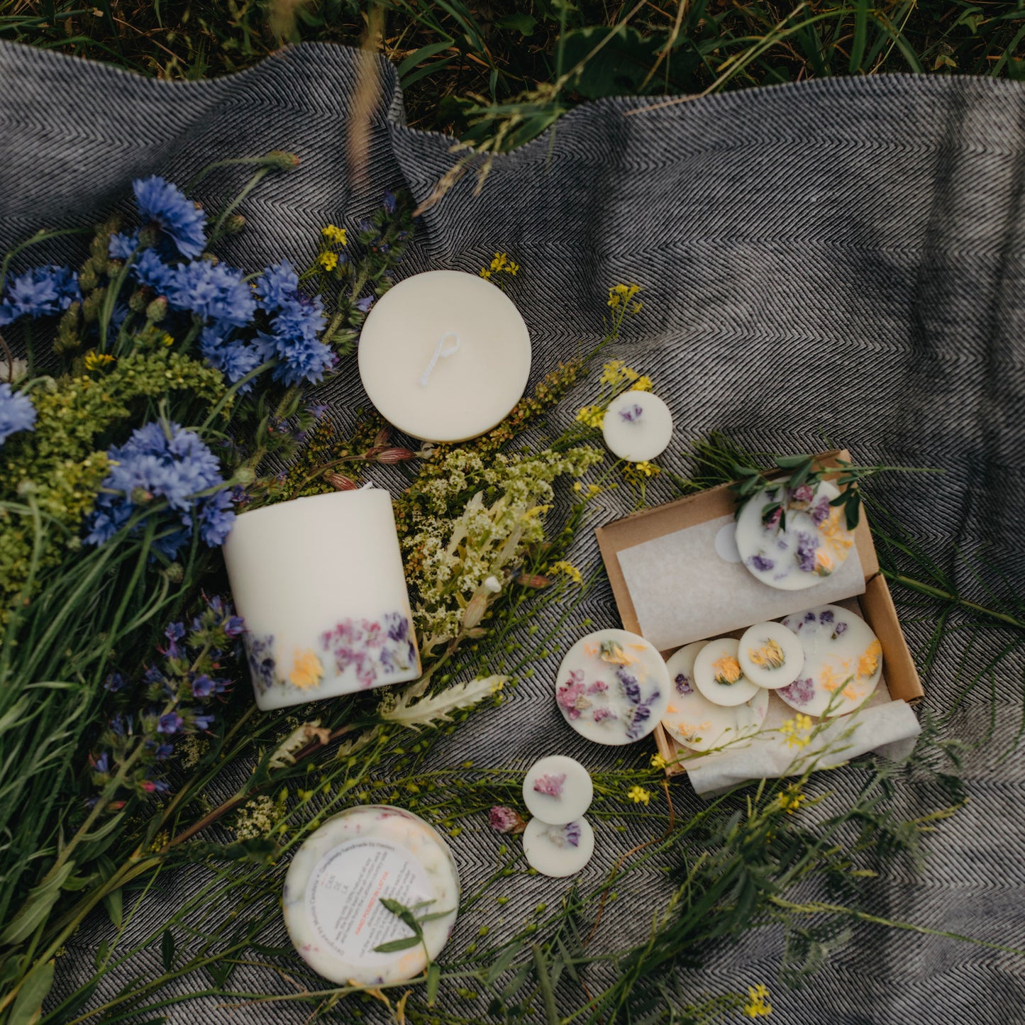 Wild flowers pillar candle
