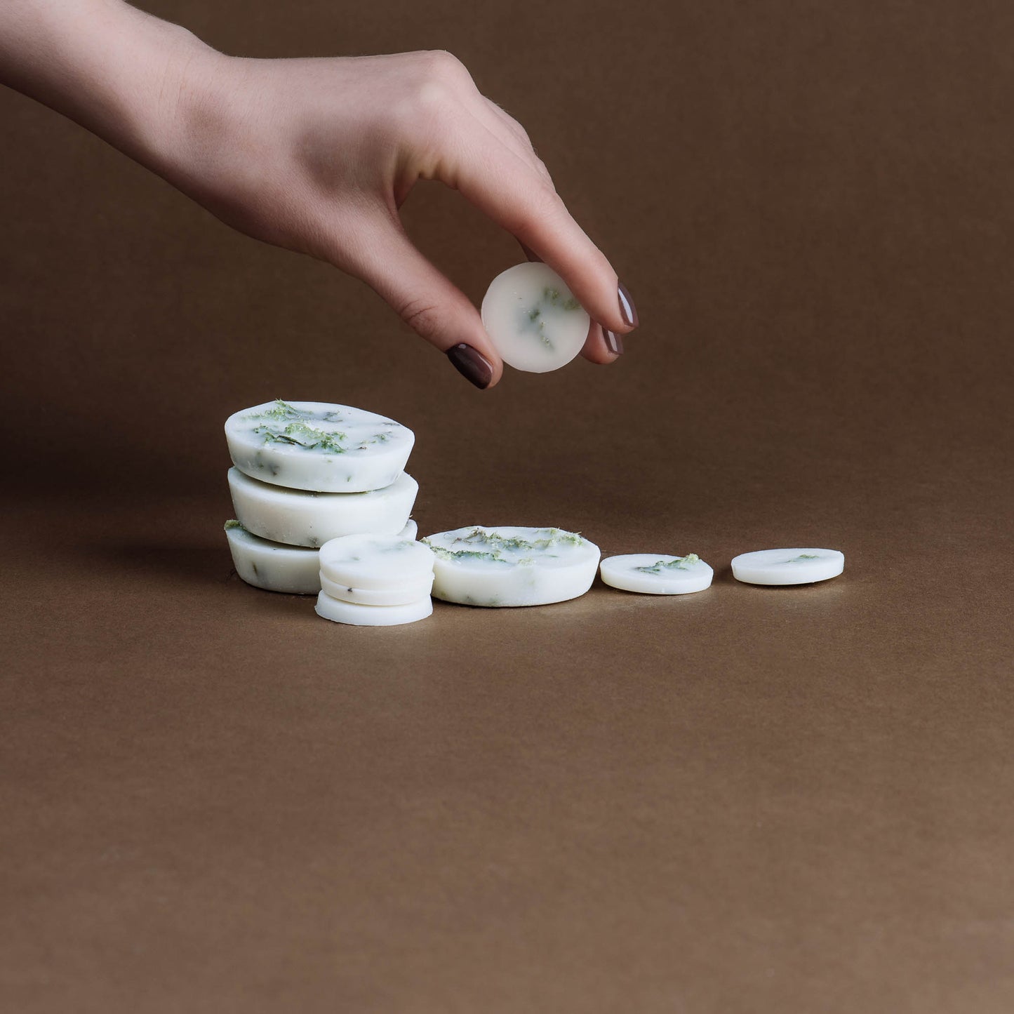 Moss scented wax rounds